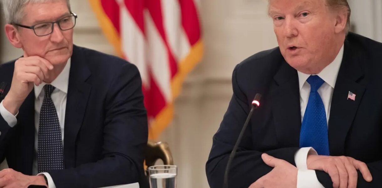 Трамп персонально сказав Тіму Куку, що не хоче виробництва Apple в Індії