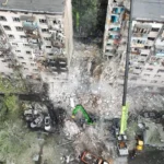 Багатоповерхівка у Києві, яку росіяни зруйнували ракетою. Фото з висоти пташиного польоту