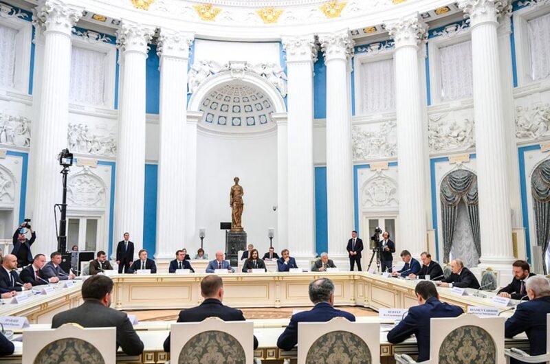 Уряд РФ попередив про загрозу погіршення ситуації в економіці