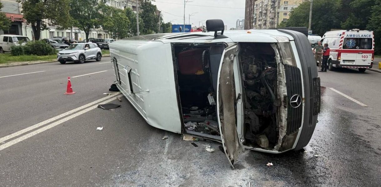 Посеред проспекту у Києві перекинувся мікроавтобус