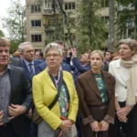 Іноземні дипломати відвідали місце удару РФ по житловому будинку в Києві