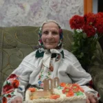 Веде щоденник та вирощує полуницю: 100-річна жителька Сумщини розкрила секрет довголіття