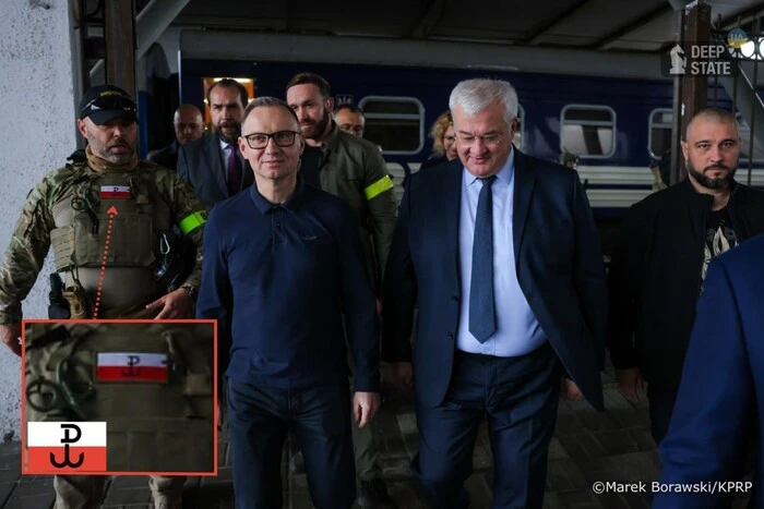 Охоронець Дуди приїхав в Україну із неоднозначним шевроном та викликав дискусію в мережі