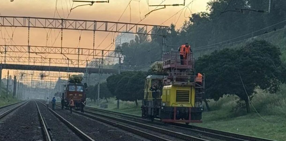 У Києві через нічну атаку пошкоджено залізницю: потяги затримуються