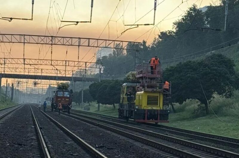У Києві через нічну атаку пошкоджено залізницю: потяги затримуються