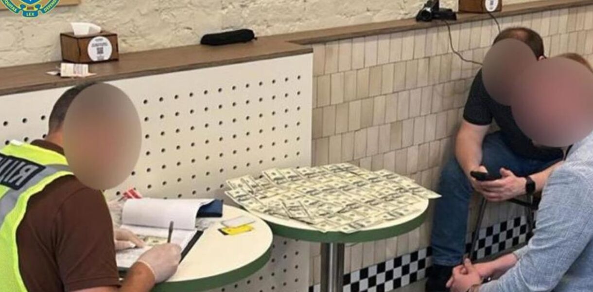 У Києві працівника суду за гроші "допомагав" колегам оновити дані в ТЦК