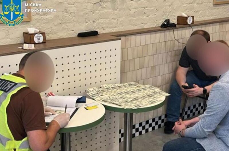 У Києві працівника суду за гроші "допомагав" колегам оновити дані в ТЦК