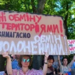 «Ні обміну територіями!» У Києві біля посольства США проходить мирна акція протесту (фото)