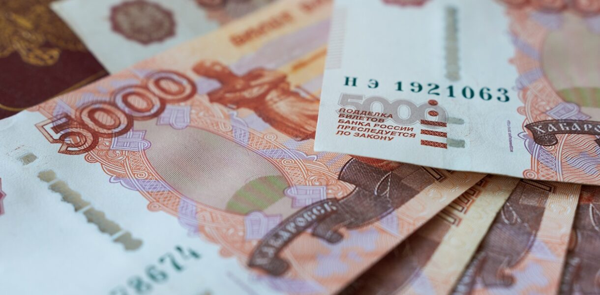 Росіяни виносять мільярди готівки з банків через перебої з інтернетом