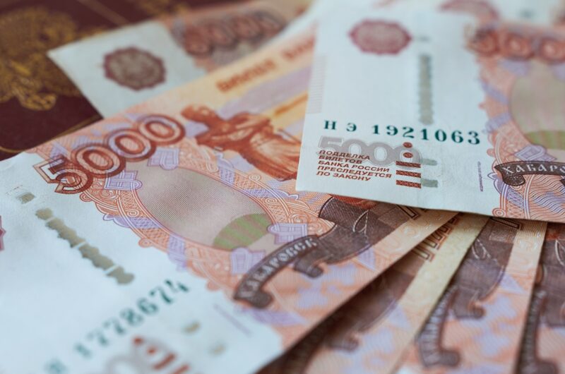 Росіяни виносять мільярди готівки з банків через перебої з інтернетом