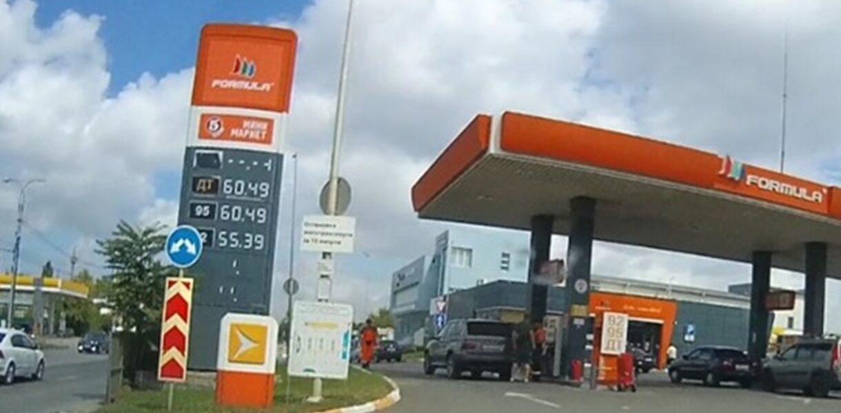 У Криму почали продавати бензин за талонами