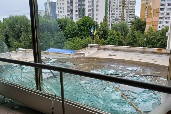 Атака на Київ: пошкоджено корпус Академії праці, соціальних відносин та туризму (фото)