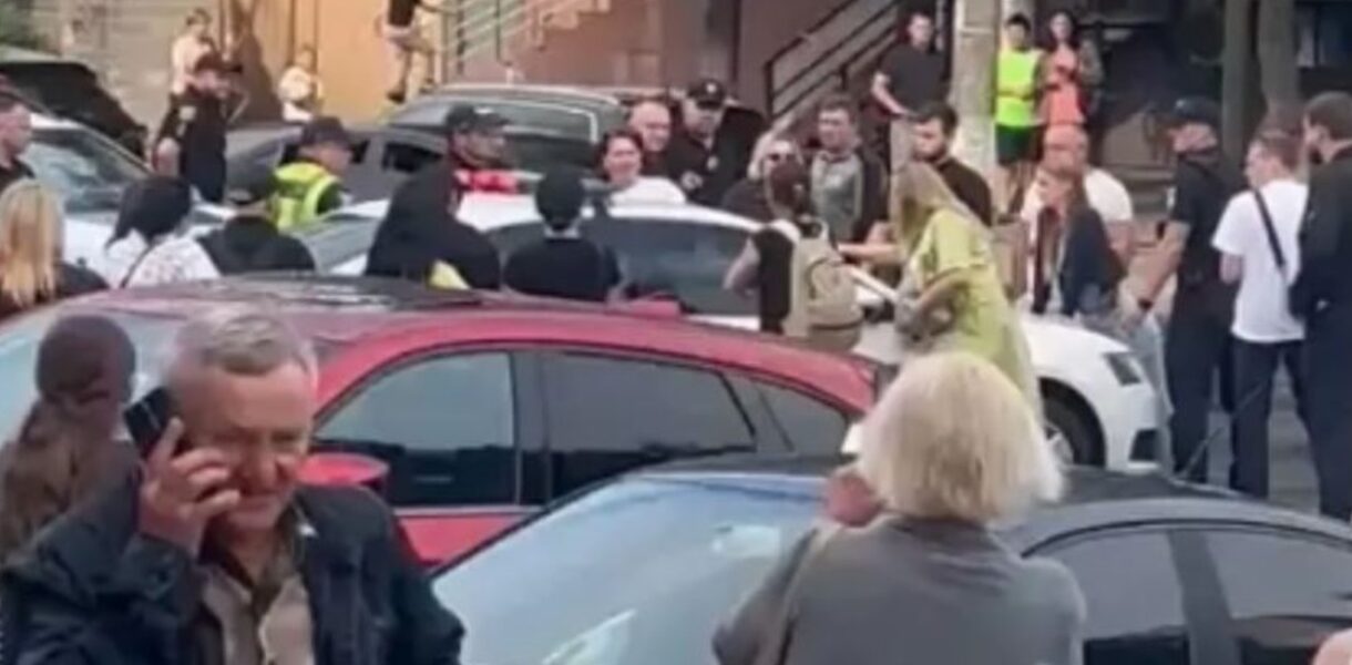 У Вінниці мітингувальники "відбили" ухилянта у ТЦК