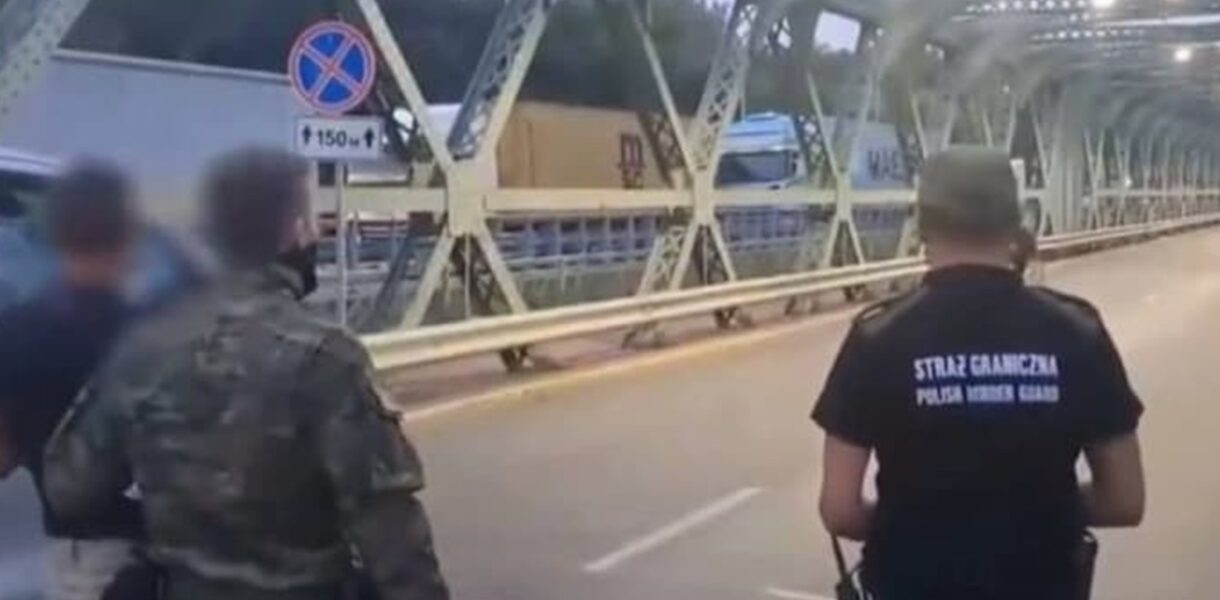 Польща депортувала українця, який погрожував самопідпалом