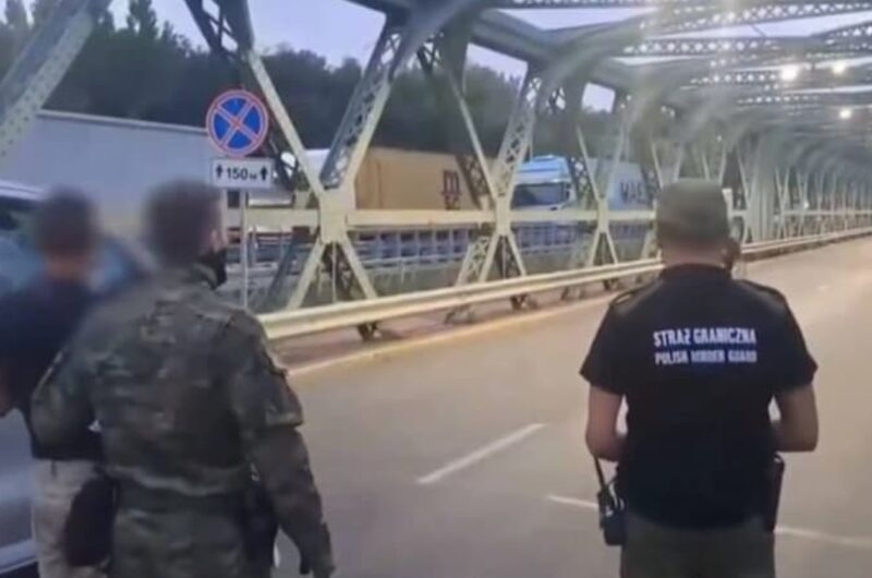 Польща депортувала українця, який погрожував самопідпалом