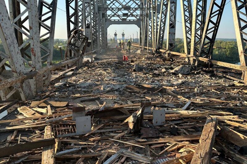 З'явилися кадри пошкодженого РФ мосту у Кременчуці