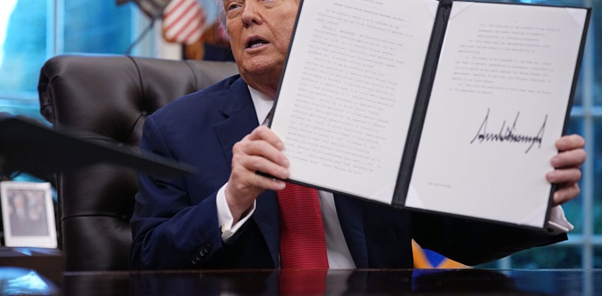 Трамп оголосив нові мита на імпорт ліків, вантажівок і меблів