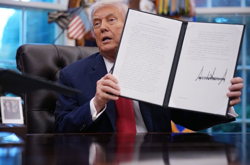 Трамп оголосив нові мита на імпорт ліків, вантажівок і меблів