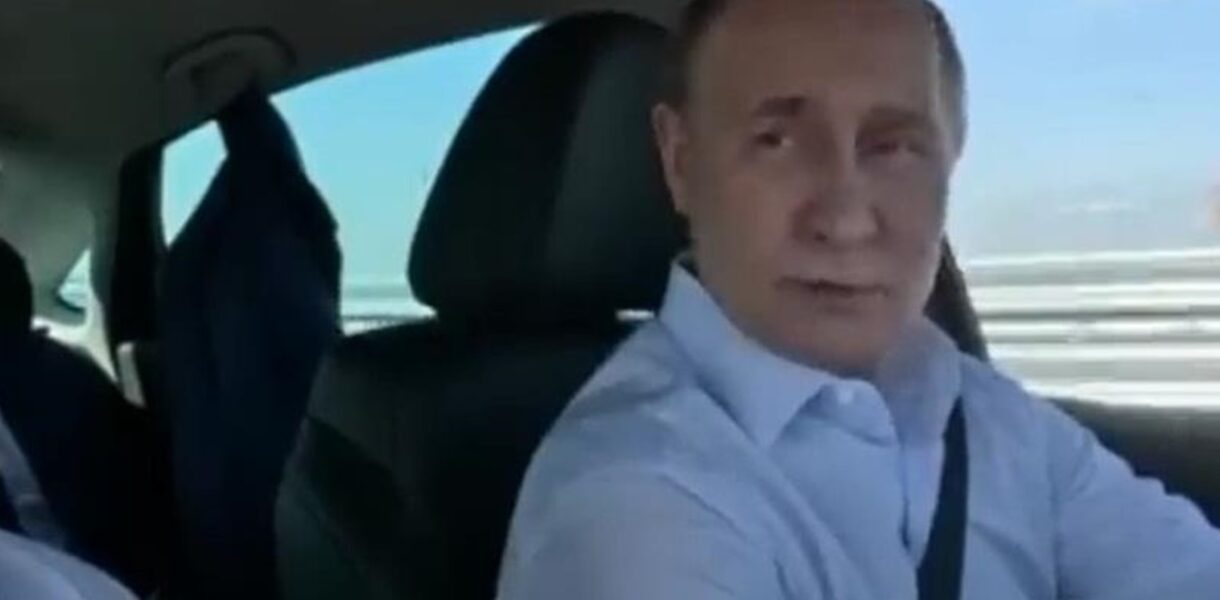 В Росії обвалився продаж машини для чиновників, яку рекламував Путін