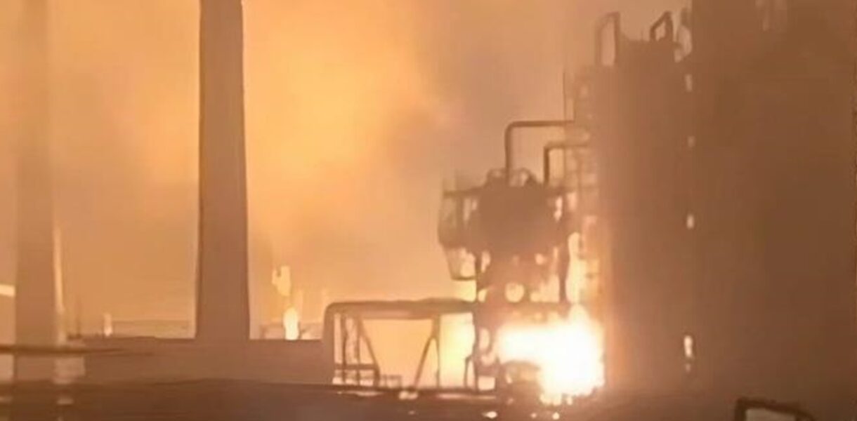 ЗМІ: Дрони "зупинили" роботу великого НПЗ Росії