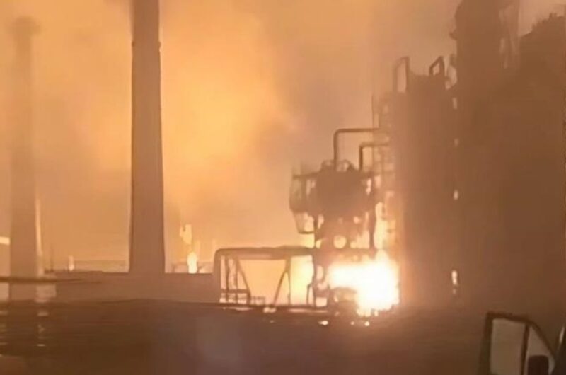 ЗМІ: Дрони "зупинили" роботу великого НПЗ Росії