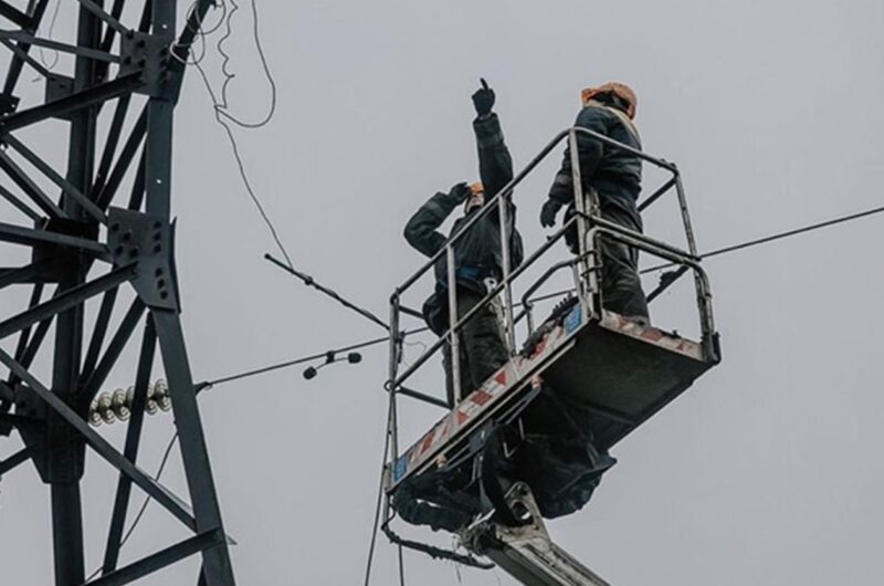 Росіяни вдарили по Харківщині, знеструмлено 25 тисяч абонентів