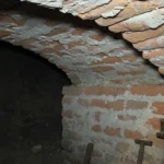 На Хмельниччині чоловік придбав будинок та виявив під ним глибоке підземелля