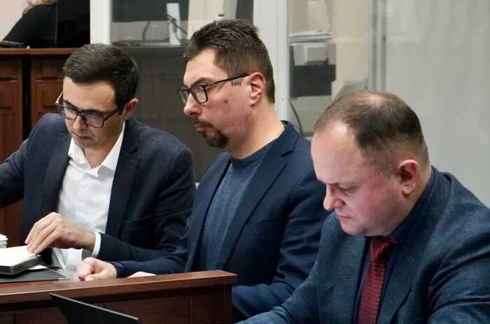 Суд вивчає докази у справі Князєва: 1,35 мільйона доларів “винагороди”, транш у 450 тисяч доларів і суперечки про законність невідкладного обшуку