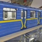 У Києві людина впала на колії метро, змінено рух поїздів
