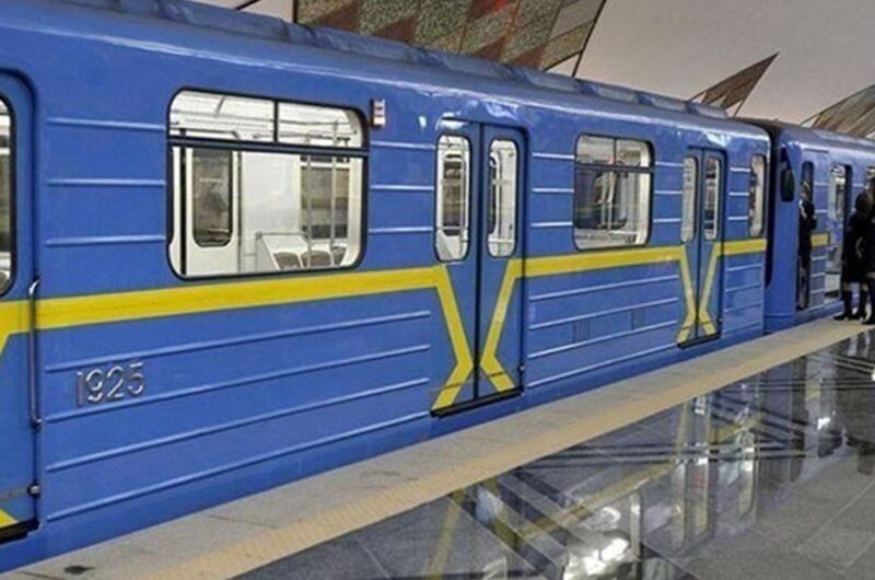 У Києві людина впала на колії метро, змінено рух поїздів