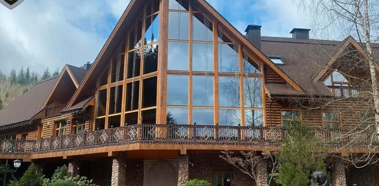 Розкішна дача Медведчука отримала управителя