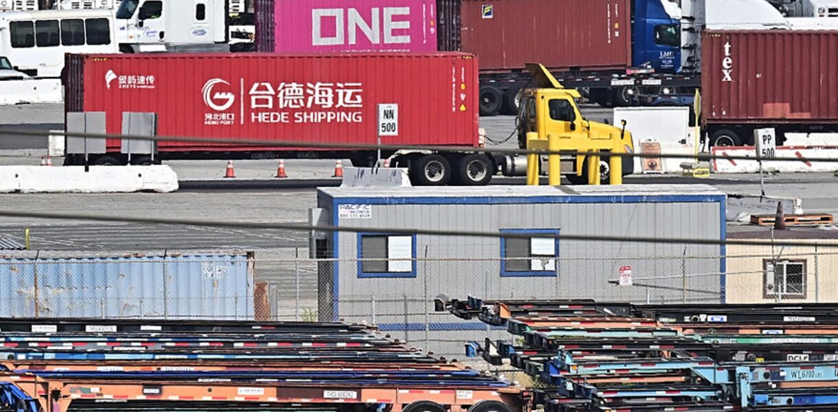 Китай призупинив дію частини мит на товари США