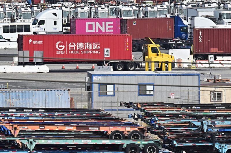 Китай призупинив дію частини мит на товари США