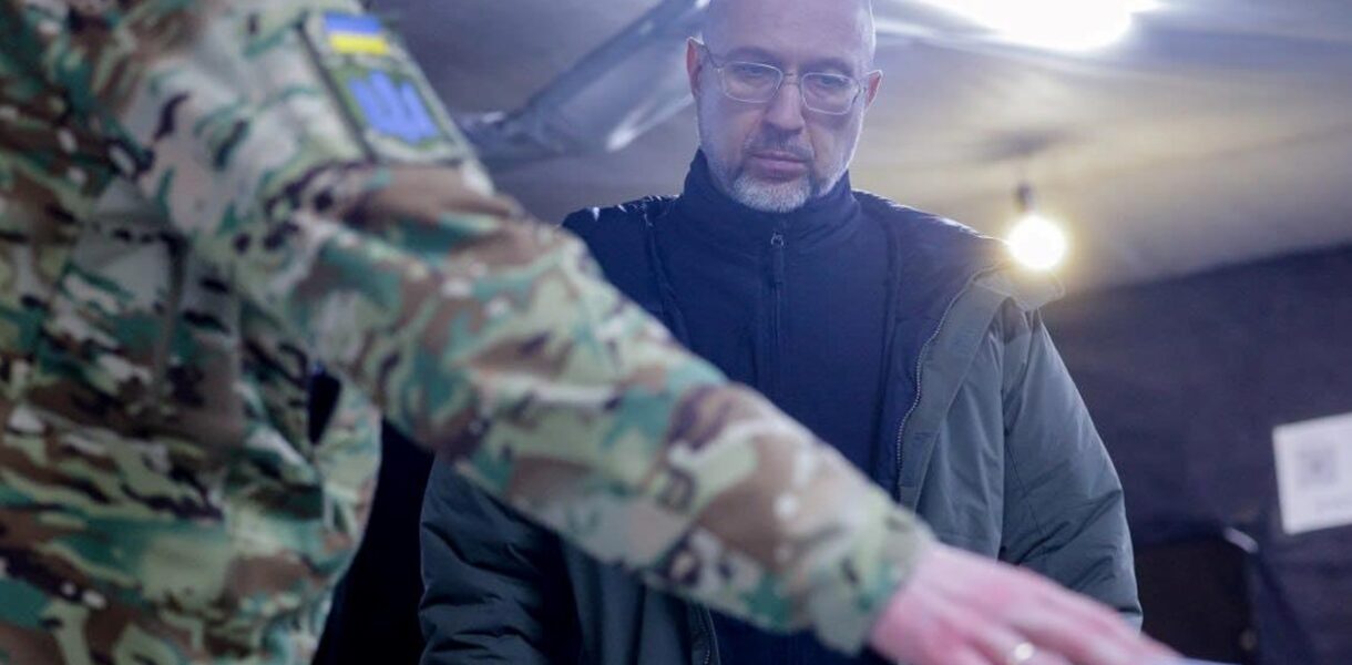 Шмигаль відвідав оборонців Вовчанська