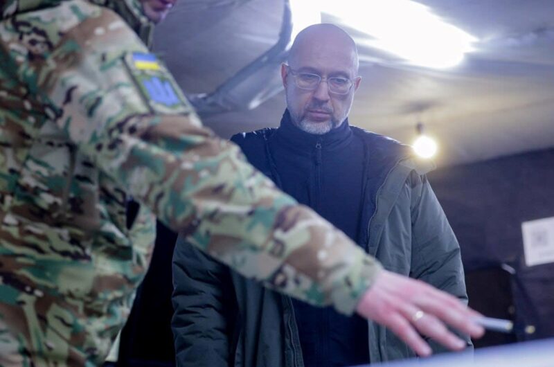 Шмигаль відвідав оборонців Вовчанська