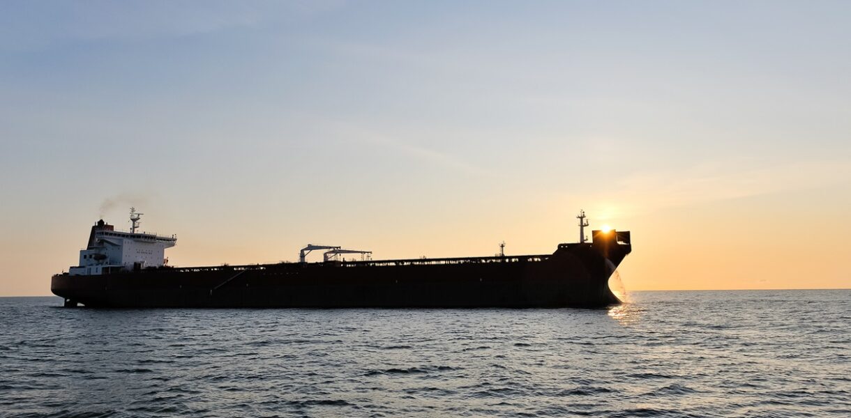 Bloomberg: на танкерах у світовому океані накопичився мільярд барелів нафти