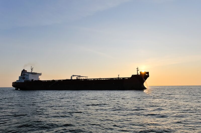 Bloomberg: на танкерах у світовому океані накопичився мільярд барелів нафти
