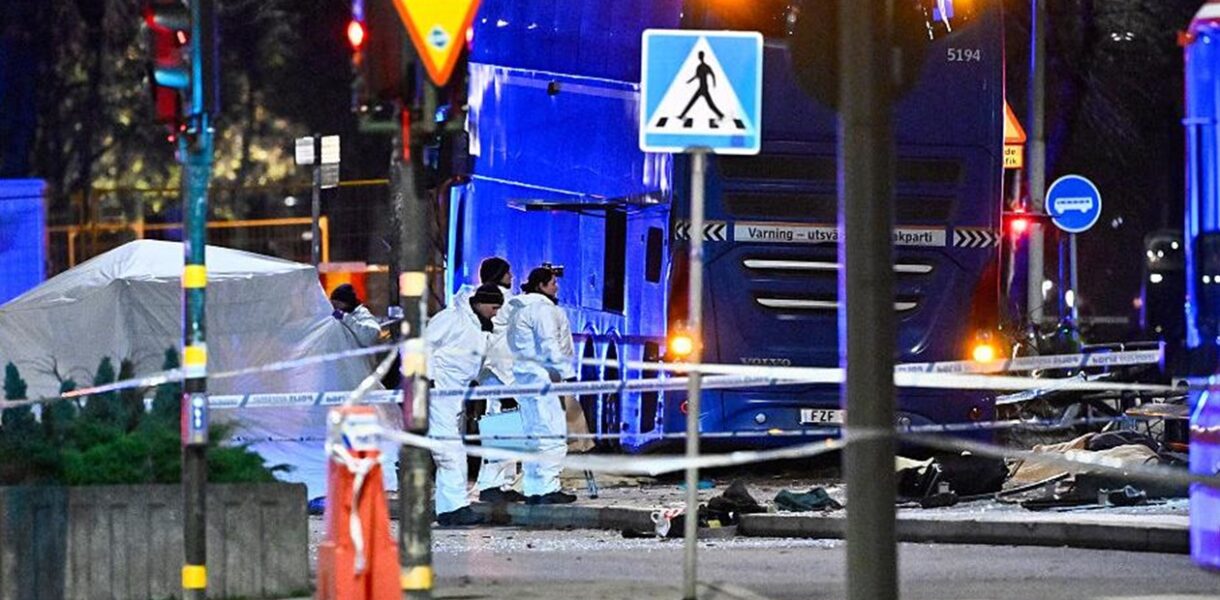 В Стокгольмі двоповерховий автобус врізався в зупинку з людьми: є загиблі