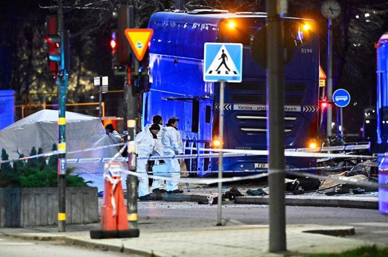 В Стокгольмі двоповерховий автобус врізався в зупинку з людьми: є загиблі