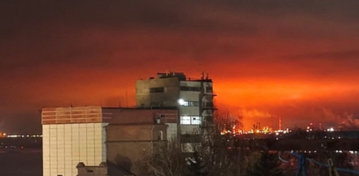 Атака дронів зупинила роботу Саратовського НПЗ - ЗМІ