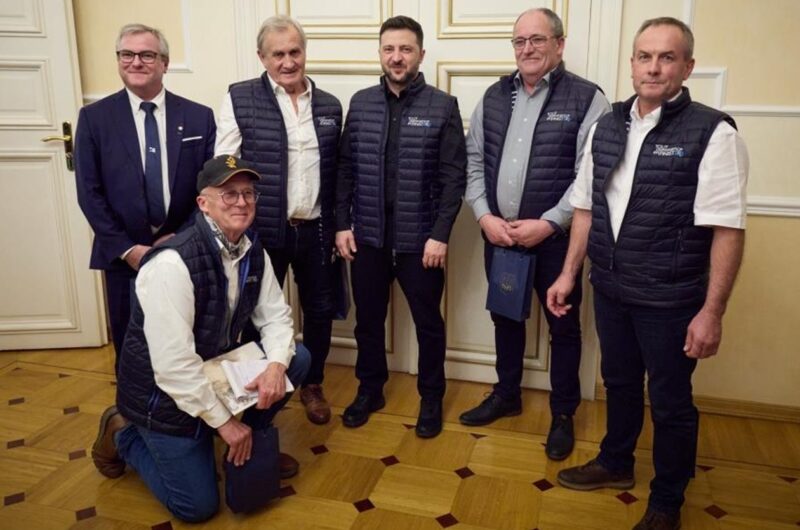 Зеленський зустрівся з рибалками Франції, які передають антидронові сітки