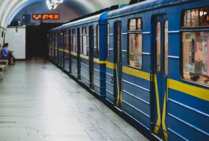 Сім років за 1500 гривень: у Києві підсудного з Херсонщини судили за грабіж пенсіонерки в метро