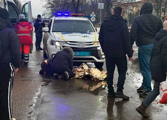 У Прилуках на Чернігівщині поліціянти на службовому авто збили двох людей: дитина загинула