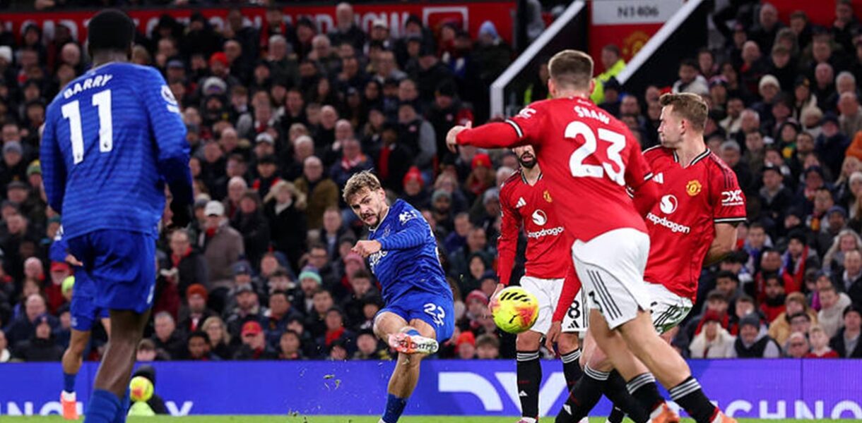 Евертон сенсаційно обіграв МЮ після божевільного вилучення