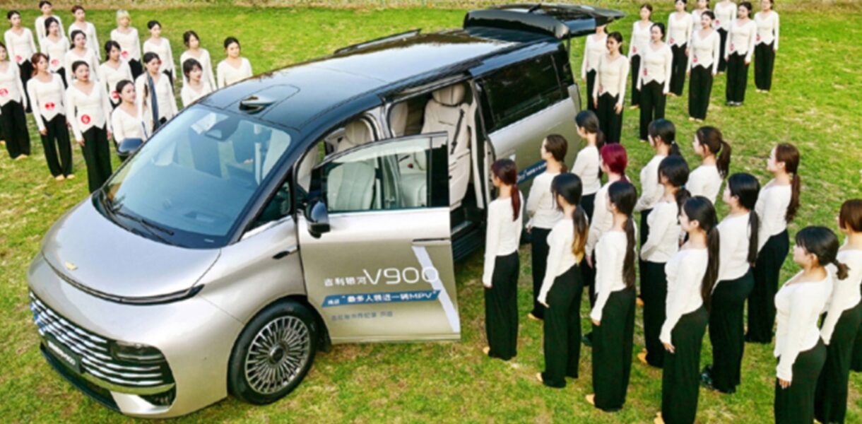 Китайський мінівен встановив рекорд Гіннеса, вмістивши 42 людини