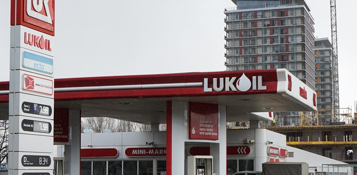 Румунія готує державний контроль над активами Лукойла