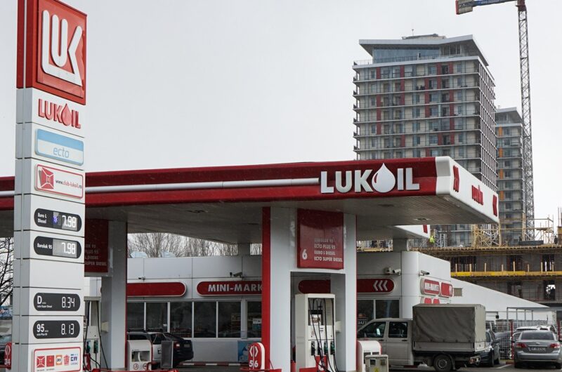 Румунія готує державний контроль над активами Лукойла