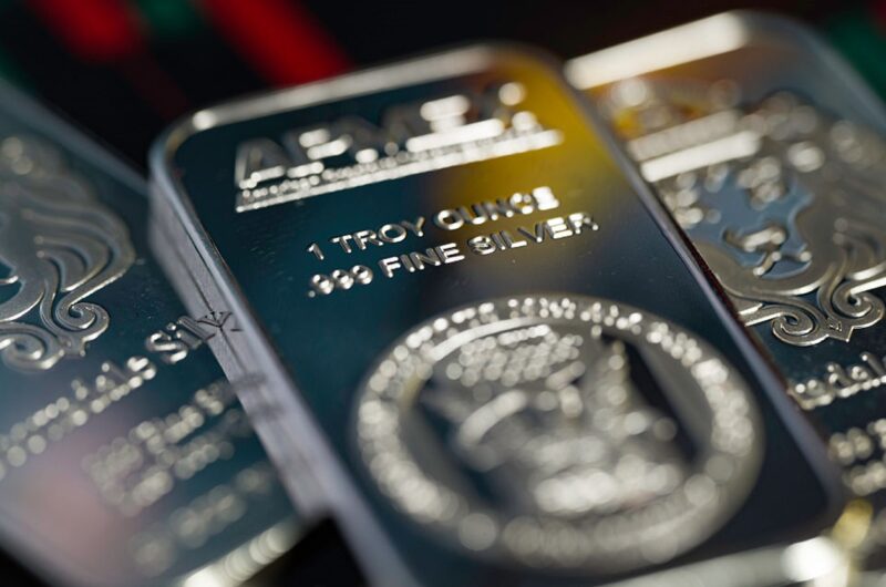 Срібло оновило історичний максимум у $75