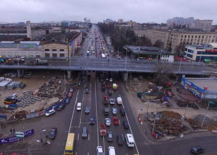 Знесення «Більшовика» за 121 мільйон: як Київ віддав підряд компанії з судимим керівником і зв’язками з мегабудівельними схемами