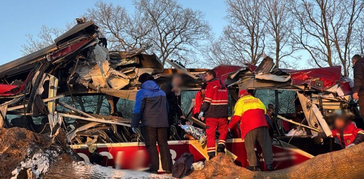 На Львівщині автобус налетів на відбійник, є поранені